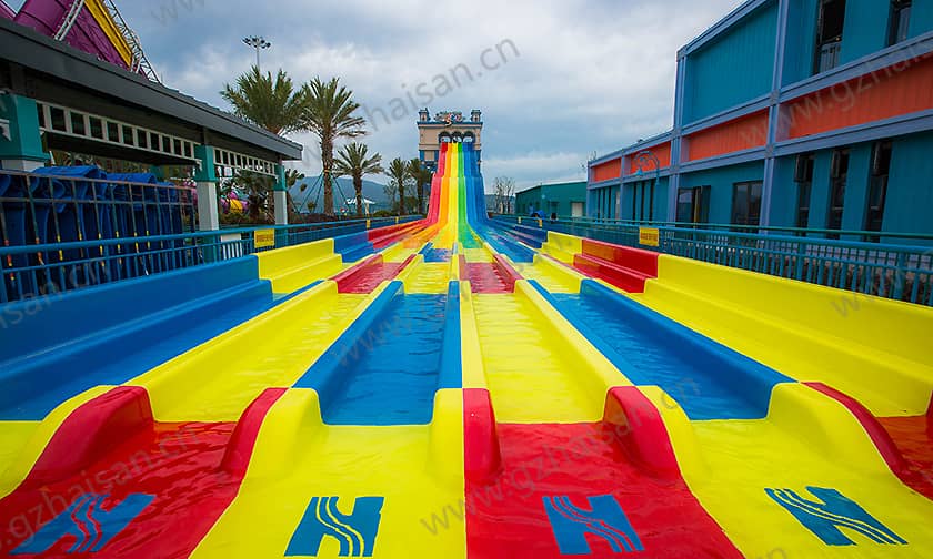 浙江宁波大目湾阿拉的海水上乐园竞赛滑道