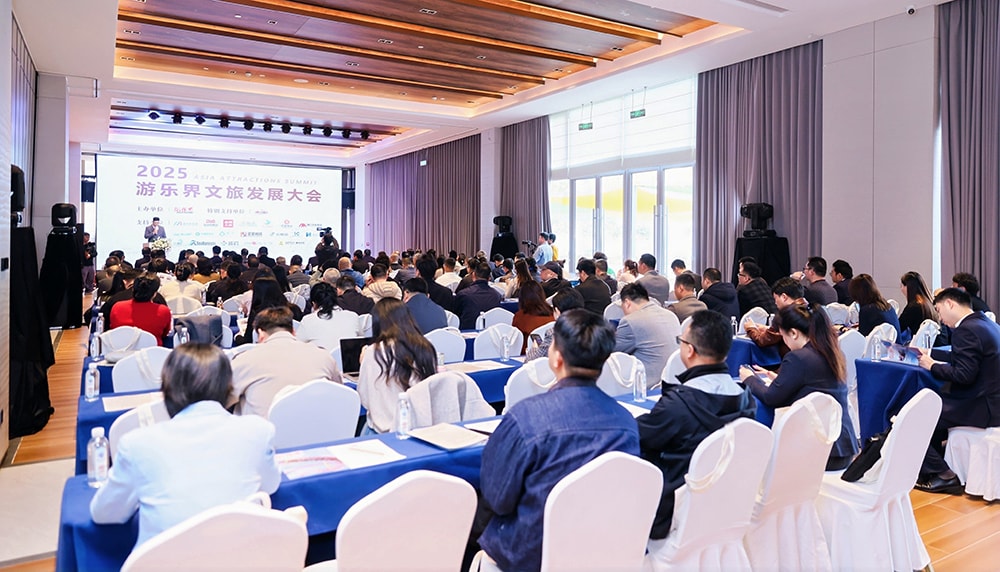 科技铸就非凡体验，专业成就行业标杆——jinnianhui今年会游乐荣膺2025金冠奖“杰出水滑道设备奖”