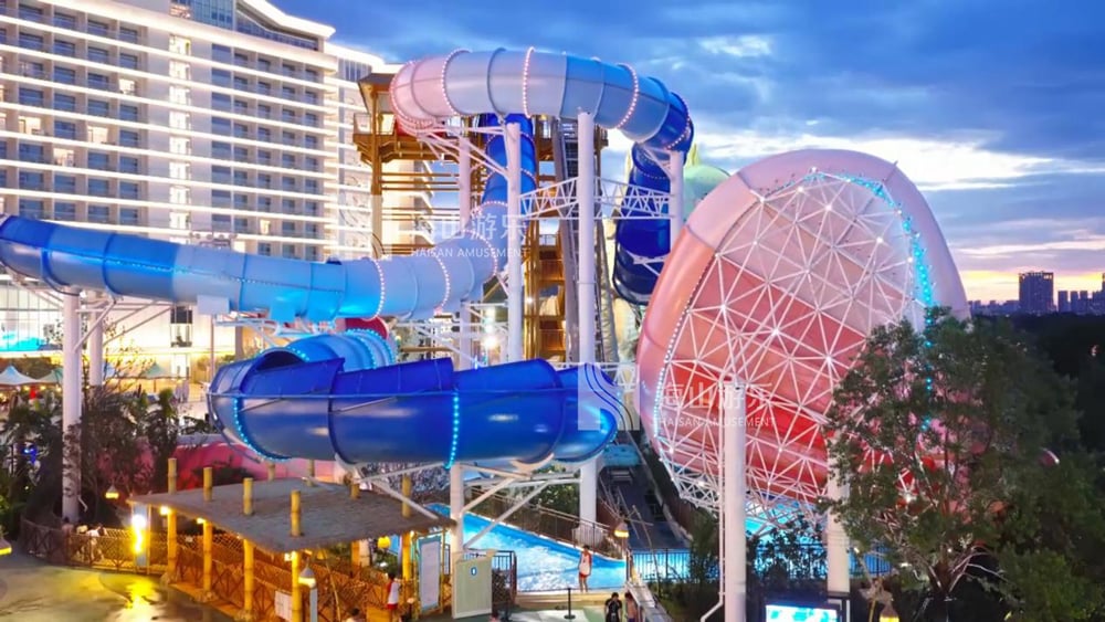 双重风暴，极致竞速——星际盘旋+巨浪翻滚组合引爆水乐园刺激体验