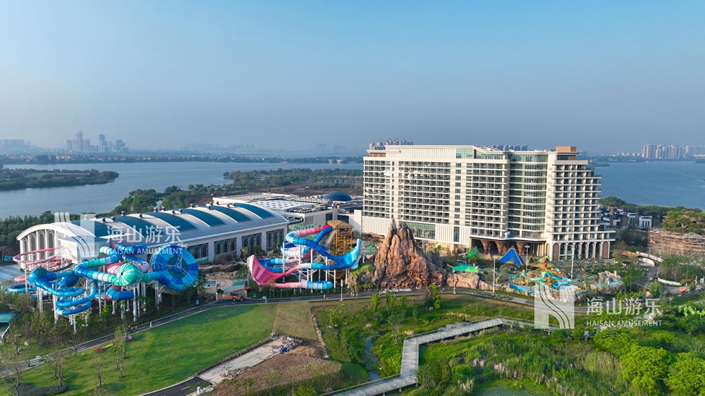 科技铸就非凡体验，专业成就行业标杆——jinnianhui今年会游乐荣膺2025金冠奖“杰出水滑道设备奖”