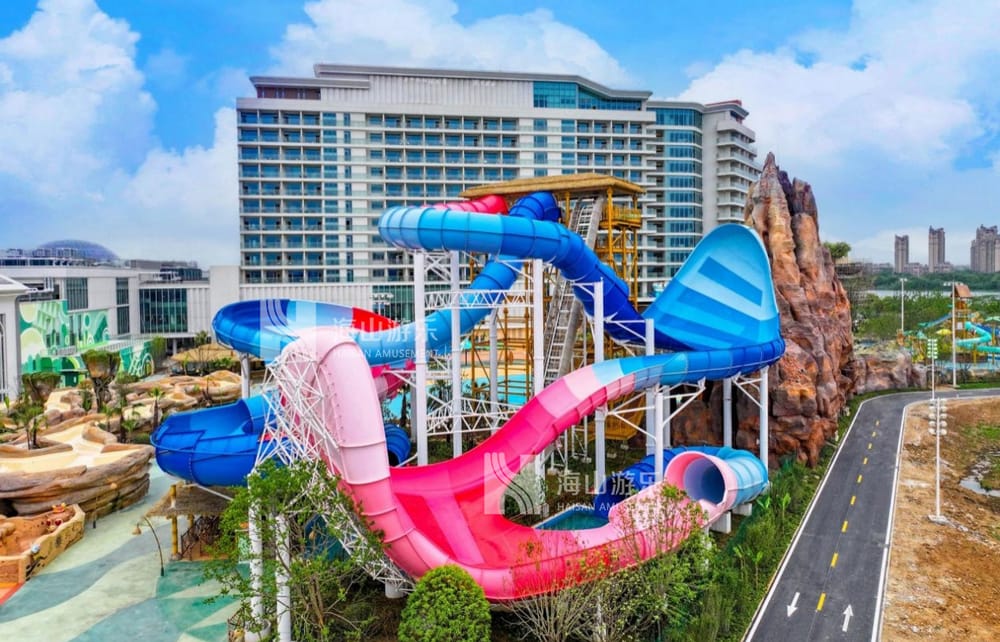 双重风暴，极致竞速——星际盘旋+巨浪翻滚组合引爆水乐园刺激体验